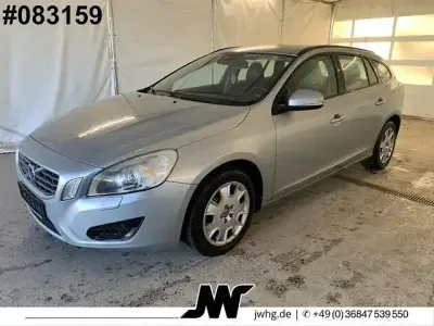 Gebraucht Volvo V60 Kinetic 163 PS (119 kW) 2012 Electric silver / metallic (metallic) Kombi