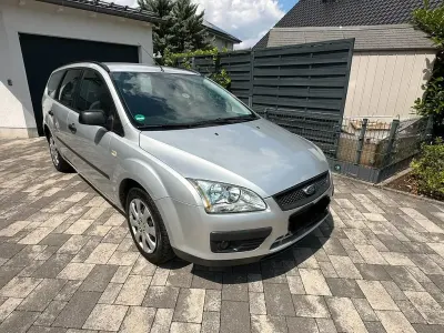 Gebraucht Ford Focus Trend 101 PS (74 kW) 2005 Silber Kombi