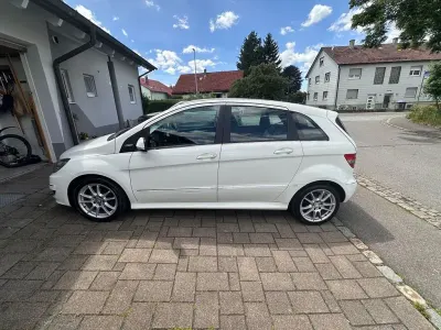 Gebraucht Mercedes B180 116 PS (85 kW) 2011 Weiß Kleinwagen