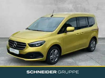 Gebraucht Mercedes T180 Style 131 PS (96 kW) 2023 Gelb Van / Kleinbus