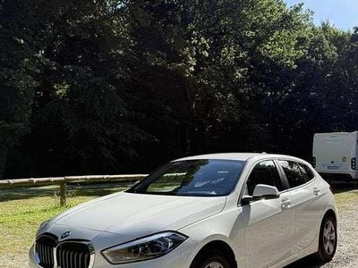 Weiß Gebraucht 2021 BMW 118 Advantage Kleinwagen | 20.900 € (Fairer Preis)