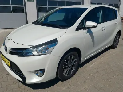 Gebraucht Toyota Verso 132 PS (97 kW) 2013 Weiß Van / Kleinbus