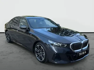 Gebraucht BMW 520 M Sport 197 PS (144 kW) 2023 Sophistograu brillanteffekt me Limousine
