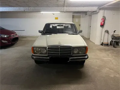 Brugt Mercedes 230 109 HK (80 kW) 1978 Hvid Sedan