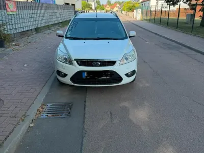 Gebraucht Ford Focus 101 PS (74 kW) 2011 Weiß Kombi
