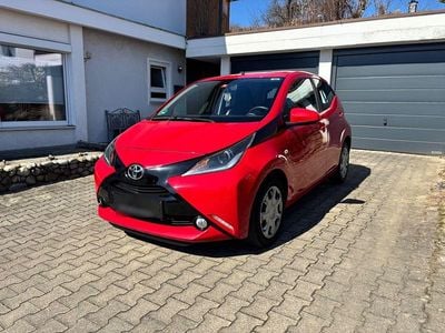 Gebraucht Toyota Aygo X-play 69 PS (50 kW) 2015 Rot Kleinwagen