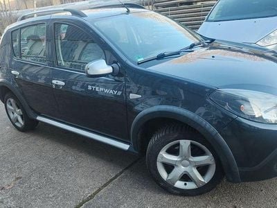Grau Gebraucht 2012 Dacia Sandero Stepway Limousine | 3.999 € (Fairer Preis)
