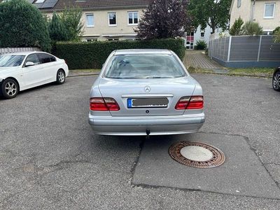 Mercedes E200