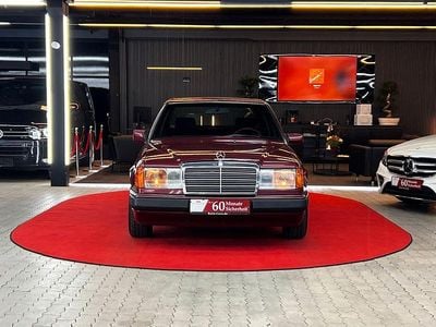 Gebraucht Mercedes E230 132 PS (97 kW) 1992 Rot Limousine
