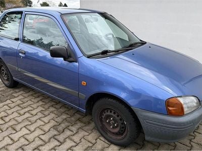 Begagnad Toyota Starlet 75 HK (55 kW) 1997 Blå Halvkombi