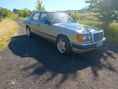 Używany Mercedes 230 131 KM (96 kW) 1989 Srebrny Sedan/Limuzyna