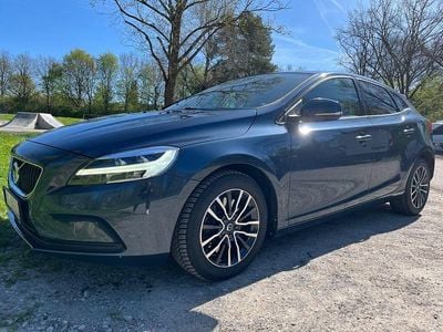 Gebraucht Volvo V40 Momentum 150 PS (110 kW) 2016 Blau Limousine