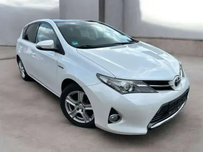 Gebraucht Toyota Auris Hybrid Life 99 PS (72 kW) 2014 White pearl cs Kleinwagen