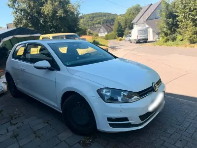 Gebraucht VW Golf VII 110 PS (80 kW) 2016 Weiß Limousine