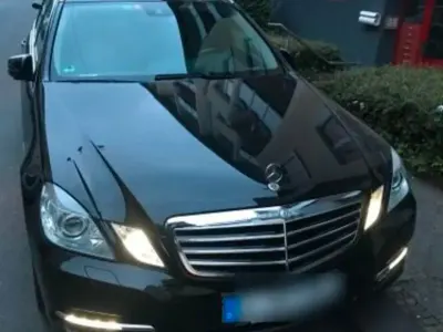 Gebraucht Mercedes E220 170 PS (125 kW) 2011 Schwarz Limousine