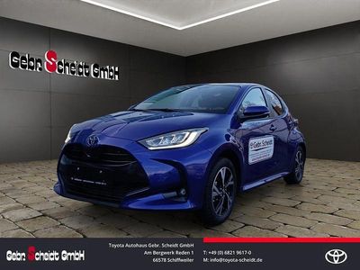 Grau Neu 2025 Toyota Yaris Hybrid Limousine | 27.488 € (Etwas zu teuer)