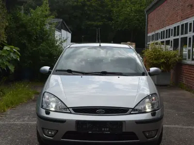 Gebraucht Ford Focus Ghia 116 PS (85 kW) 2002 Silber Limousine