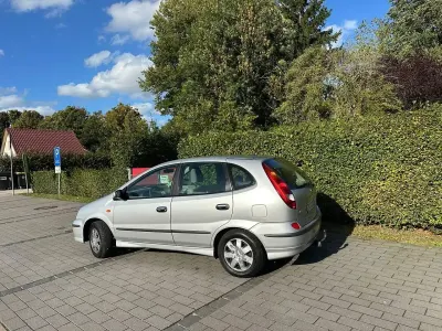 Gebraucht Nissan Almera Tino 114 PS (83 kW) 2001 Silber Van / Kleinbus