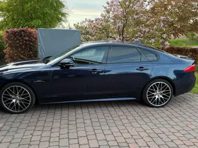Begagnad Jaguar XF R-Sport 180 HK (132 kW) 2017 Blå Sedan