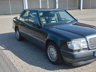 Gebraucht Mercedes E300 220 PS (161 kW) 1990 Schwarz Limousine