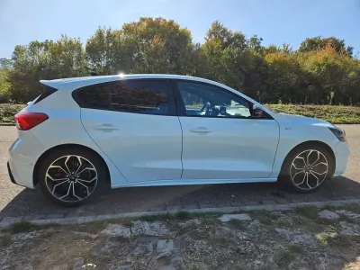 Używany Ford Focus ST-Line 150 KM (110 kW) 2018 Biały Sedan/Limuzyna