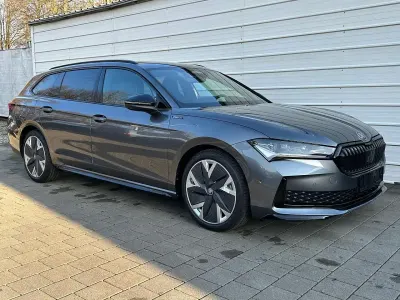Neu Skoda Superb SportLine 265 PS (194 kW) 2025 Graphite grau metallic Kombi