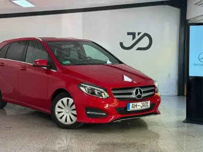 Gebraucht Mercedes B180 122 PS (89 kW) 2015 Rot Kleinwagen