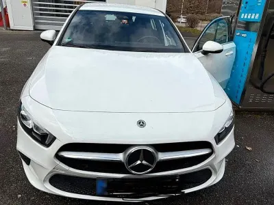 Gebraucht Mercedes A180 136 PS (100 kW) 2019 Weiß Limousine