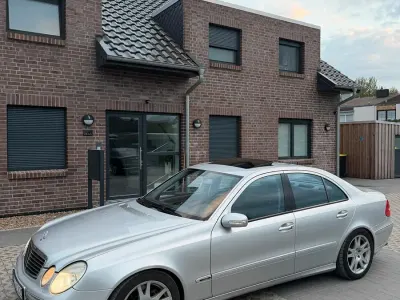 Używany Mercedes E500 Avantgarde 306 KM (225 kW) 2002 Srebrny Sedan/Limuzyna