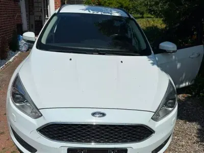 Gebraucht Ford Focus Trend 125 PS (91 kW) 2015 Weiß Limousine