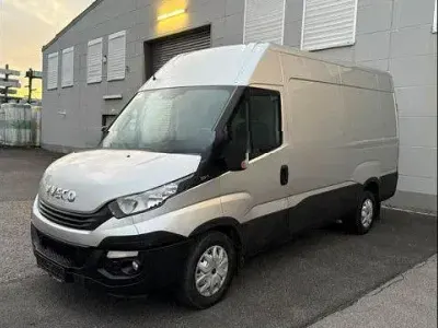 Second-hand Iveco Daily 156 CP (114 kW) 2017 Argintiu Monovolum