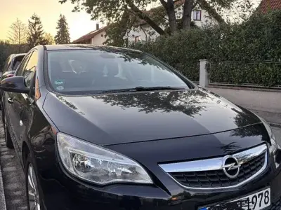 Gebraucht Opel Astra Edition 116 PS (85 kW) 2011 Schwarz Limousine