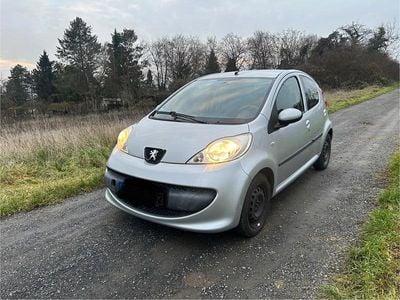 Gebraucht Peugeot 107 68 PS (50 kW) 2005 Silber Kleinwagen
