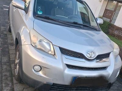 Silber Gebraucht 2009 Toyota Urban Cruiser SUV | 5.000 € (Etwas zu teuer)