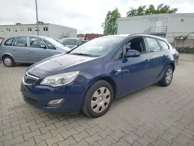Gebraucht Opel Astra Edition 101 PS (74 kW) 2012 Blau Kombi