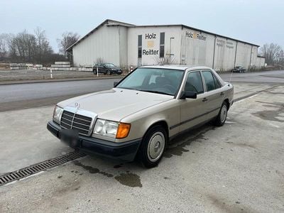 Gebraucht Mercedes E230 132 PS (97 kW) 1990 Gold Limousine