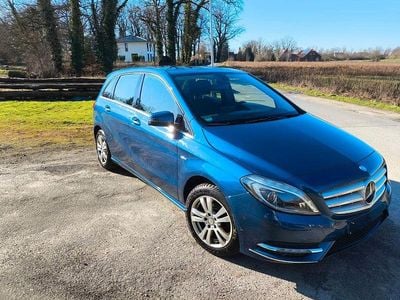 Usata Mercedes B180 122 CV (89 kW) 2012 Blu Monovolume