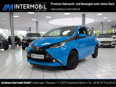 Gebraucht Toyota Aygo X-play 69 PS (50 kW) 2017 Cyan metallic Kleinwagen