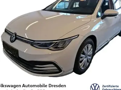 Gebraucht VW Golf VIII Active 131 PS (96 kW) 2023 Pure white Kombi