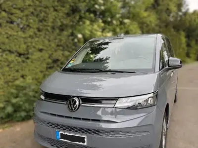 Gebraucht VW Multivan 150 PS (110 kW) 2024 Grau Van / Kleinbus