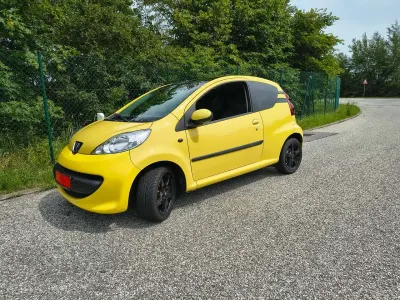 Gebraucht Peugeot 107 Filou 68 PS (50 kW) 2007 Sunyellow dachkontrast schwarz Kleinwagen