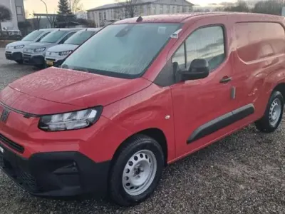 Neu Fiat Doblò 131 PS (96 kW) 2026 Rot Van / Kleinbus