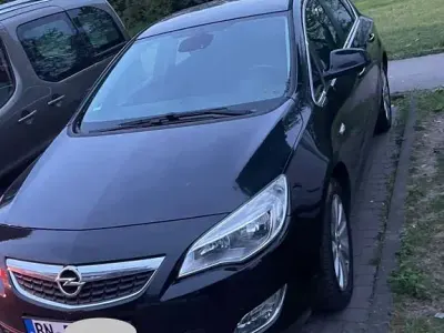 Używany Opel Astra Cosmo 140 KM (102 kW) 2010 Czarny Sedan/Limuzyna