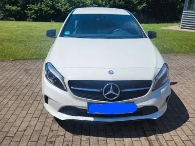 Gebraucht Mercedes A180 Urban 122 PS (89 kW) 2016 Weiß Kleinwagen