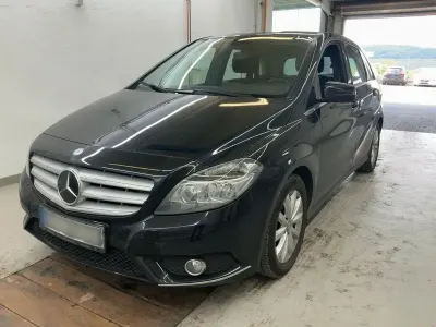 Gebraucht Mercedes B180 109 PS (80 kW) 2013 Schwarz Kleinwagen
