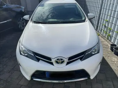 Gebraucht Toyota Auris 132 PS (97 kW) 2014 Weiß Limousine