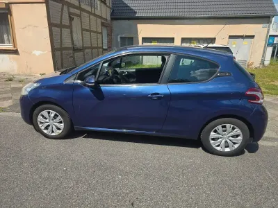 Gebraucht Peugeot 208 Active 82 PS (60 kW) 2013 Blau Kleinwagen