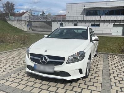 Gebraucht Mercedes A180 122 PS (89 kW) 2016 Weiß Limousine