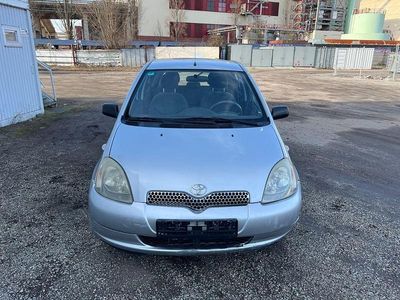 Gebraucht Toyota Yaris Sol 86 PS (63 kW) 2000 Silber Limousine