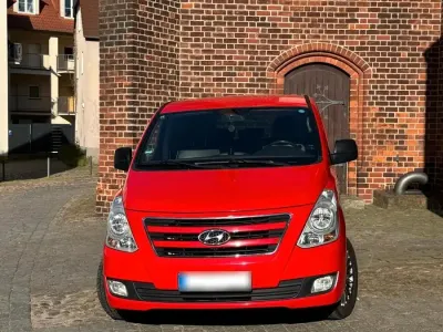 Gebraucht Hyundai H-1 170 PS (125 kW) 2017 Rot Van / Kleinbus